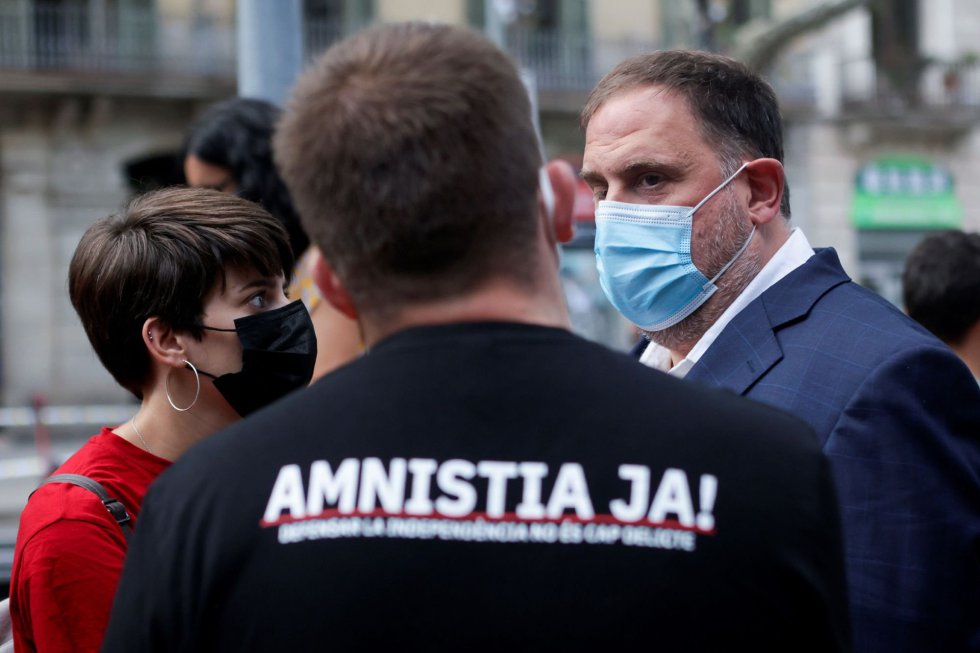El presidente de ERC,Oriol Junqueras (d), conversa con la diputada en el Congreso Marta Rosique (i) tras la ofrenda floral del Govern al monumento de Rafael Casanova en Barcelona, en el inicio de las celebraciones con motivo de la Diada del 11 de septiembre. El presidente de ERC,Oriol Junqueras (d), conversa con la diputada en el Congreso Marta Rosique (i) tras la ofrenda floral del Govern al monumento de Rafael Casanova en Barcelona, en el inicio de las celebraciones con motivo de la Diada del 11 de septiembre.