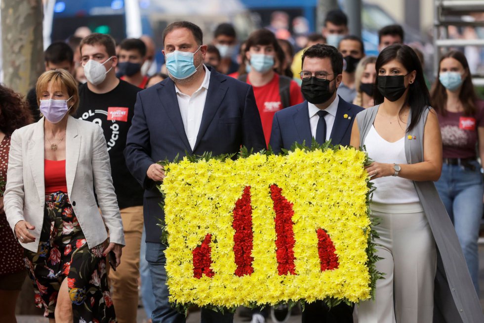 El presidente de la Generalita, Pere Aragonès (2d), acompañado del presidente de ERC, Oriol Junqueras(2i), y la portavoz Marta Vilalta(d), la ex presidenta del Parlament de Cataluña, Carme Forcadell (i) durante la ofrenda floral del Govern al monumento de Rafael Casanova en Barcelona, en el inicio de las celebraciones con motivo de la Diada del 11 de septiembre. El presidente de la Generalita, Pere Aragonès (2d), acompañado del presidente de ERC, Oriol Junqueras(2i), y la portavoz Marta Vilalta(d), la ex presidenta del Parlament de Cataluña, Carme Forcadell (i) durante la ofrenda floral del Govern al monumento de Rafael Casanova en Barcelona, en el inicio de las celebraciones con motivo de la Diada del 11 de septiembre.