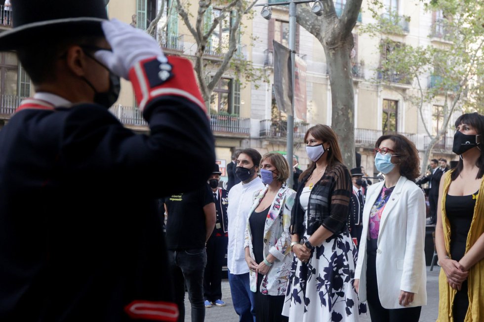 La presidenta del Parlament de Cataluña,Laura Borràs (c) acompañada de los miembros de la Mesa durante la ofrenda floral del Govern al monumento de Rafael Casanova en Barcelona, en el inicio de las celebraciones con motivo de la Diada del 11 de septiembre. La presidenta del Parlament de Cataluña,Laura Borràs (c) acompañada de los miembros de la Mesa durante la ofrenda floral del Govern al monumento de Rafael Casanova en Barcelona, en el inicio de las celebraciones con motivo de la Diada del 11 de septiembre.