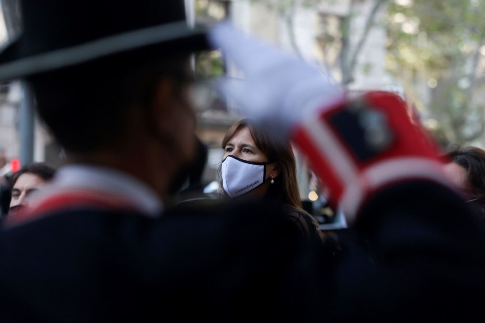 La presidenta del Parlament de Cataluña,Laura Borràs (c) durante la ofrenda floral del Govern al monumento de Rafael Casanova en Barcelona, en el inicio de las celebraciones con motivo de la Diada del 11 de septiembre. La presidenta del Parlament de Cataluña,Laura Borràs (c) durante la ofrenda floral del Govern al monumento de Rafael Casanova en Barcelona, en el inicio de las celebraciones con motivo de la Diada del 11 de septiembre.