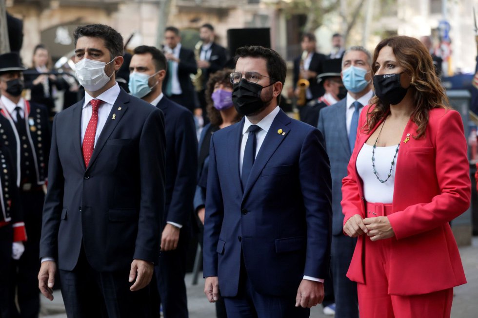 El presidente de la Generalitat, Pere Aragonés (c), acompañado del vicepresidente, Jordi Puignerò (i), y la consellera de la Presidencia, Laura Vilagrà, encabeza la ofrenda floral del Govern al monumento de Rafael Casanova en Barcelona, en el inicio de las celebraciones con motivo de la Diada del 11 de septiembre El presidente de la Generalitat, Pere Aragonés (c), acompañado del vicepresidente, Jordi Puignerò (i), y la consellera de la Presidencia, Laura Vilagrà, encabeza la ofrenda floral del Govern al monumento de Rafael Casanova en Barcelona, en el inicio de las celebraciones con motivo de la Diada del 11 de septiembre