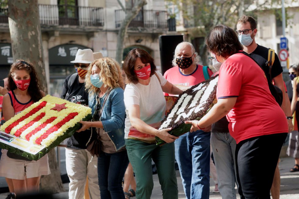 La presidenta de la ANC, Elisenda Paluzie (c) durante la ofrenda floral del Govern al monumento de Rafael Casanova en Barcelona, en el inicio de las celebraciones con motivo de la Diada del 11 de septiembre. La presidenta de la ANC, Elisenda Paluzie (c) durante la ofrenda floral del Govern al monumento de Rafael Casanova en Barcelona, en el inicio de las celebraciones con motivo de la Diada del 11 de septiembre.