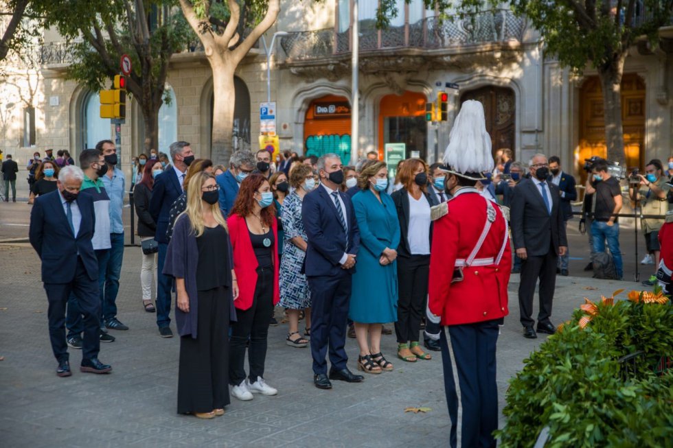 Ofrenda del Ayuntamiento de Barcelona ante el momento de Rafael Casanova en Barcelona por la Diada, encabezada por la alcaldesa, Ada Colau. Ofrenda del Ayuntamiento de Barcelona ante el momento de Rafael Casanova en Barcelona por la Diada, encabezada por la alcaldesa, Ada Colau.
