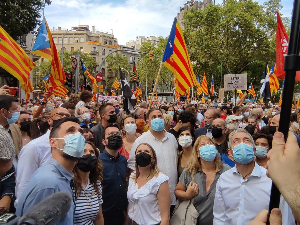 El president Pere Aragonès, Oriol Junqueras, Laura Vilagrà, Roger Torrent, Marta Vilalta, Raül Romeva y Meritxell Serret (ERC) en la manifestación de la ANC por la Diada en Barcelona El president Pere Aragonès, Oriol Junqueras, Laura Vilagrà, Roger Torrent, Marta Vilalta, Raül Romeva y Meritxell Serret (ERC) en la manifestación de la ANC por la Diada en Barcelona