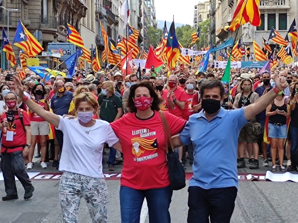 Carme Forcadell (ERC) y Jordi Sànchez (Junts) se abrazan con Elisenda Paluzie (ANC) en la manifestación de la ANC por la Diada Carme Forcadell (ERC) y Jordi Sànchez (Junts) se abrazan con Elisenda Paluzie (ANC) en la manifestación de la ANC por la Diada