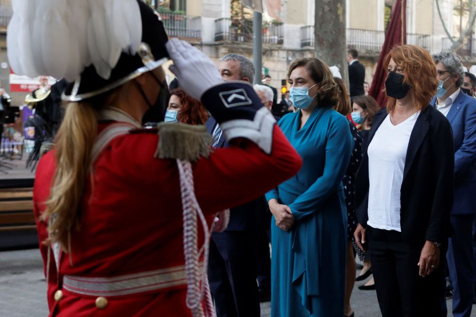 La alcaldesa de Barcelona, Ada Colau (c) durante la ofrenda floral del Govern al monumento de Rafael Casanova en Barcelona, en el inicio de las celebraciones con motivo de la Diada del 11 de septiembre La alcaldesa de Barcelona, Ada Colau (c) durante la ofrenda floral del Govern al monumento de Rafael Casanova en Barcelona, en el inicio de las celebraciones con motivo de la Diada del 11 de septiembre