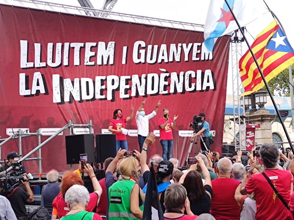 Elisenda Paluzie (ANC), Jordi Cuixart (Òmnium Cultural) y Jordi Gaseni (AMI) intervienen en el acto tras la manifestación de la Diada en Barcelona Elisenda Paluzie (ANC), Jordi Cuixart (Òmnium Cultural) y Jordi Gaseni (AMI) intervienen en el acto tras la manifestación de la Diada en Barcelona