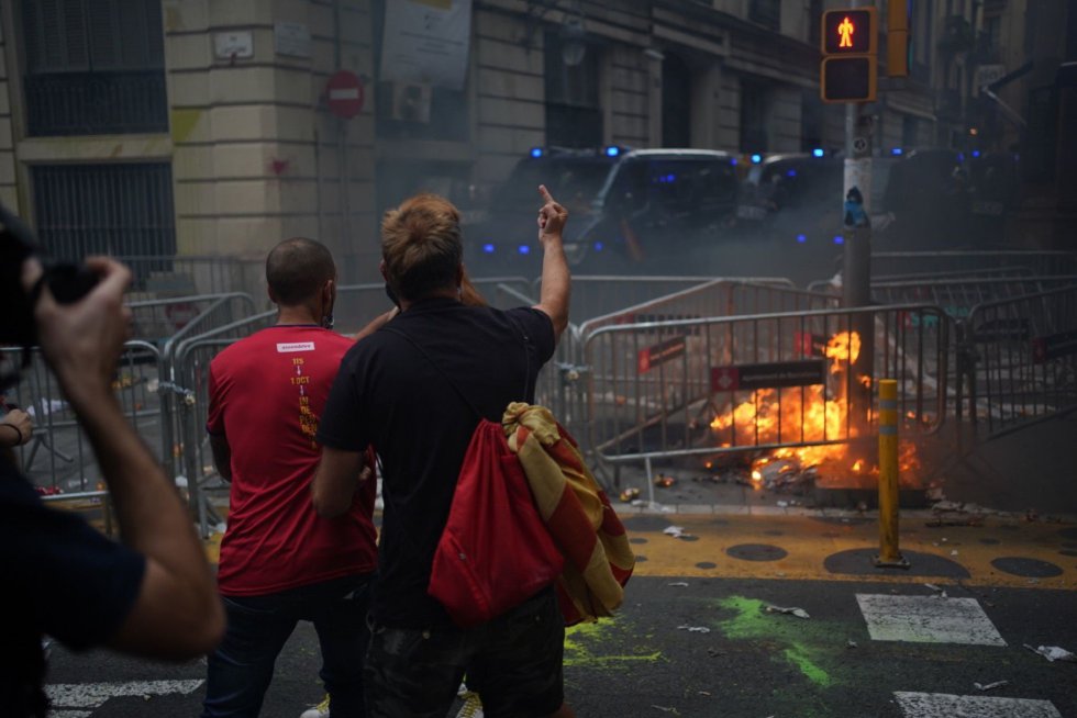 Altercados ante la Jefatura de Policía de Barcelona durante la Diada Altercados ante la Jefatura de Policía de Barcelona durante la Diada