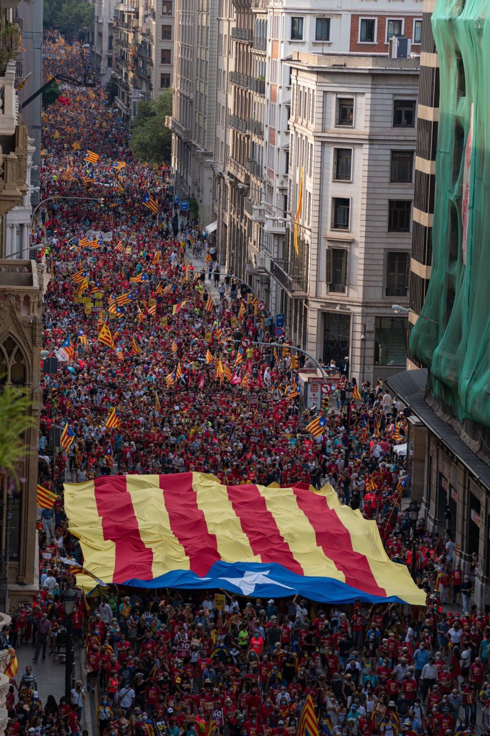 400.000 personas, según cifras de la organización, han participado este sábado en la manifestación de la ANC que han convocado bajo el lema 'Lluitem y Guanyem la independencia' (Luchemos y ganemos la independenica) y que ha transcurrido por la vía Laietana desde la plaza Urquinaona con destino a la estación de França.
400.000 personas, según cifras de la organización, han participado este sábado en la manifestación de la ANC que han convocado bajo el lema 'Lluitem y Guanyem la independencia' (Luchemos y ganemos la independenica) y que ha transcurrido por la vía Laietana desde la plaza Urquinaona con destino a la estación de França.