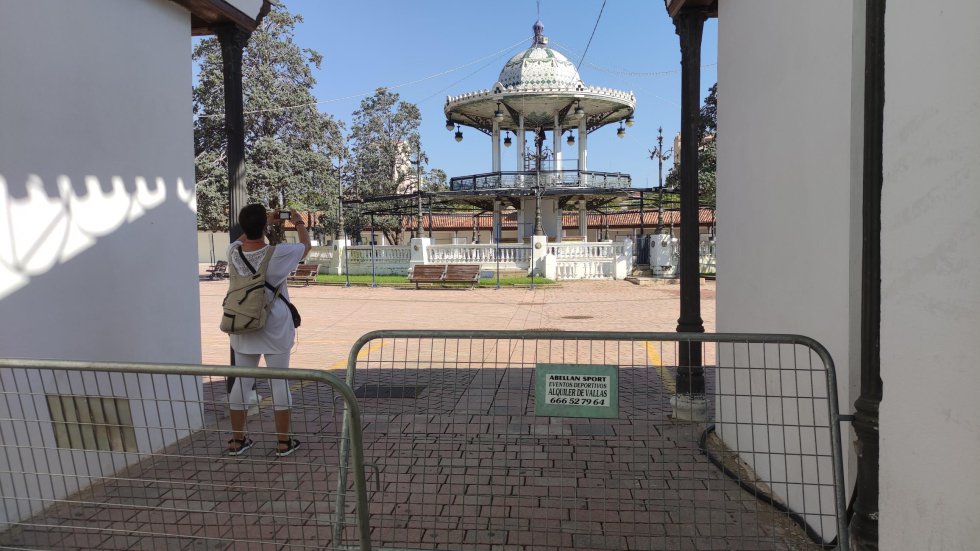 Una mujer fotografía un vacío Templete Una mujer fotografía un vacío Templete