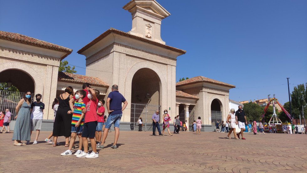 Dos niños contemplan una de las atracciones junto en la explanada del Recinto Ferial Dos niños contemplan una de las atracciones junto en la explanada del Recinto Ferial
