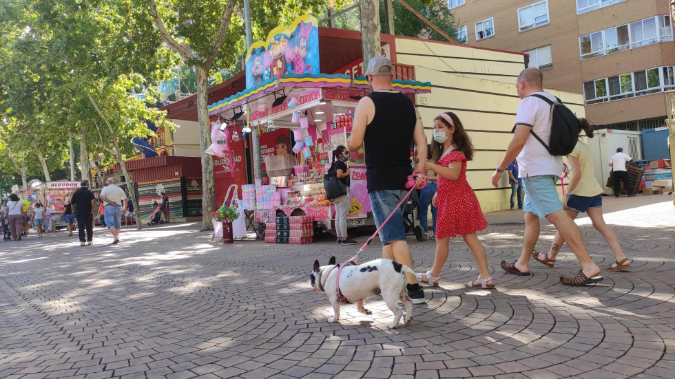 Muchas familias se han acercado al Paseo de la Feria junto a sus mascotas Muchas familias se han acercado al Paseo de la Feria junto a sus mascotas
