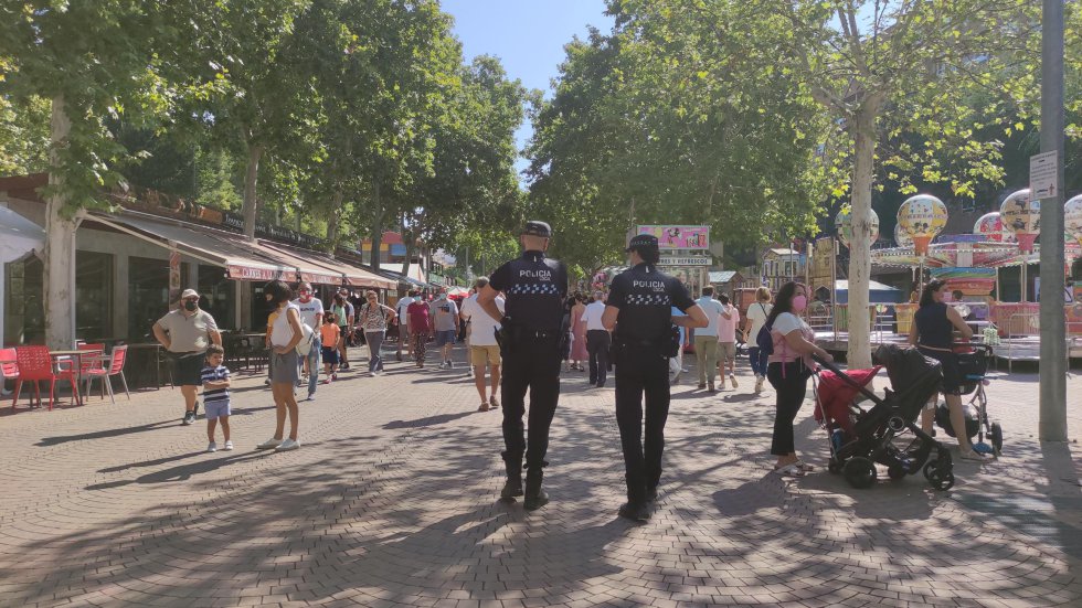 La Policía Loca patrullando por el Paseo de la Feria La Policía Loca patrullando por el Paseo de la Feria