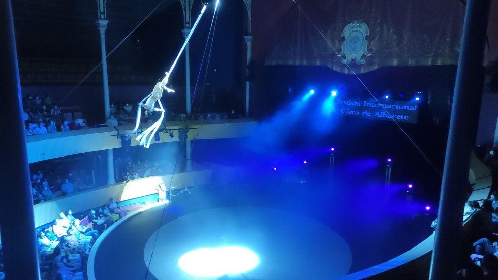 Un acróbata, sobre la pista del Teatro Circo Un acróbata, sobre la pista del Teatro Circo