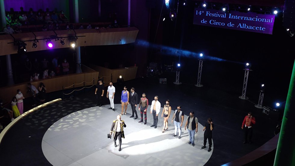 El maestro de ceremonias y los artistas se despiden del público albaceteño El maestro de ceremonias y los artistas se despiden del público albaceteño