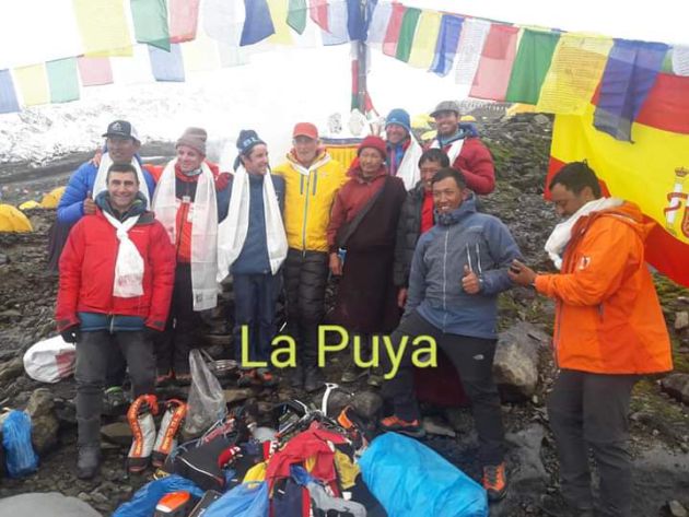 Participantes en La Puya, un ofrenda a los dioses antes del ascenso al Manaslu