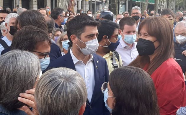 Centenares de manifestantes protestan por la detención de Puigdemont ante el consulado italiano en Barcelona