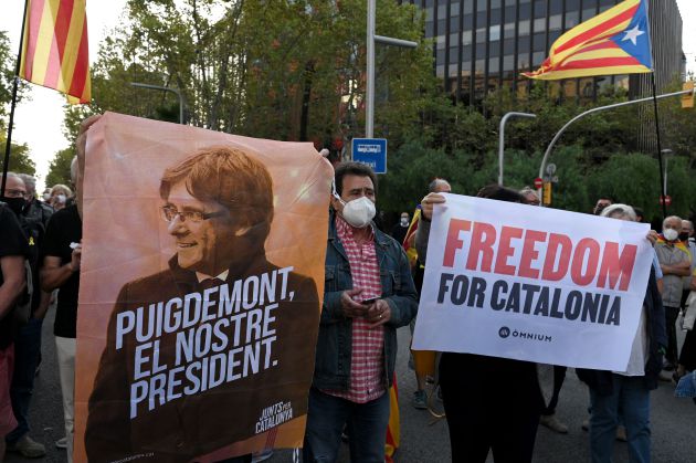 Centenares de manifestantes protestan por la detención de Puigdemont ante el consulado italiano en Barcelona