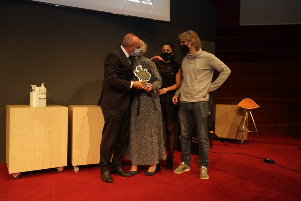 El diputado general de Álava, Ramiro Gonzalez, entrega el Premio a la familia de Alberto Lopez Ipiña El diputado general de Álava, Ramiro Gonzalez, entrega el Premio a la familia de Alberto Lopez Ipiña