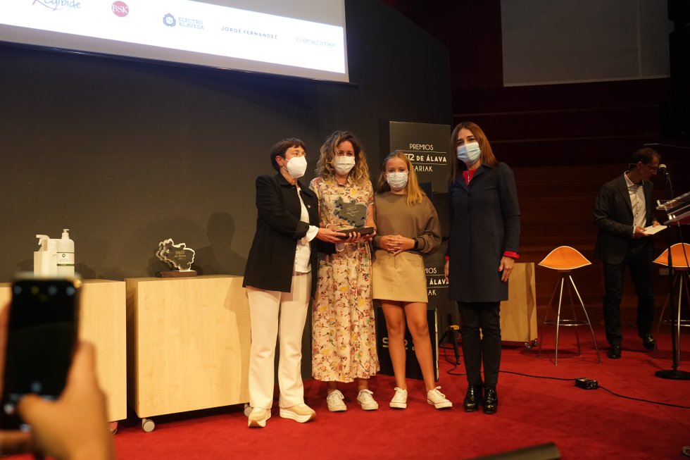 Recoge el Premio el Centro Odon Apraiz, junto a Itziar Egña, de Caixabank Recoge el Premio el Centro Odon Apraiz, junto a Itziar Egña, de Caixabank