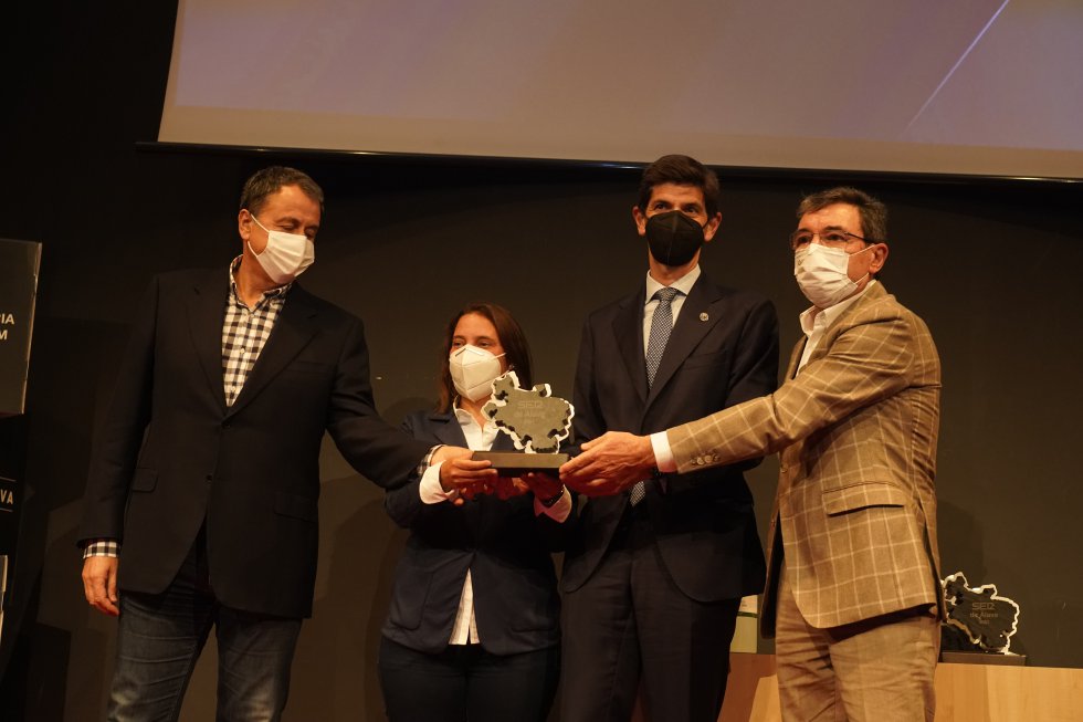 Recoge el premio el Deportivos Alavés, junto a Roberto Garcia, de Electro Alavesa Recoge el premio el Deportivos Alavés, junto a Roberto Garcia, de Electro Alavesa