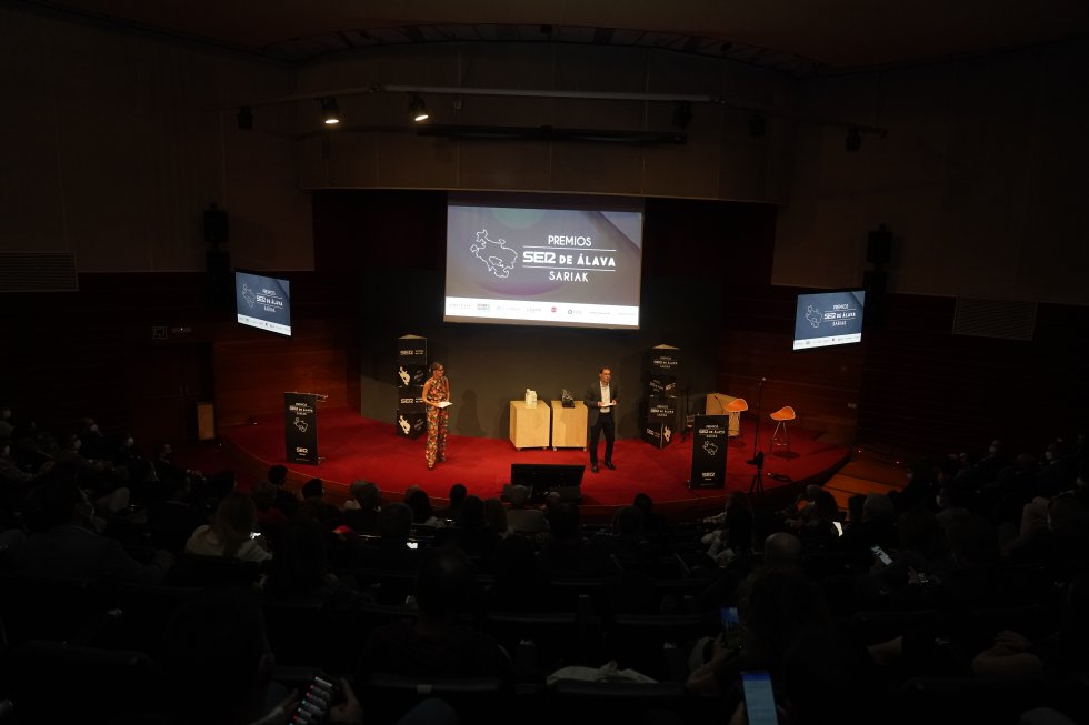 Naiara López de Munain y David Yurre presentan el acto en el auditorio Francisco de Vitoria del Palacio Europa Naiara López de Munain y David Yurre presentan el acto en el auditorio Francisco de Vitoria del Palacio Europa