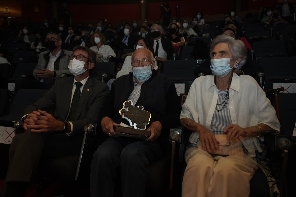José Ángel Cuerda, sostiene el Premio de la noveda edición de los Premios SER de Álava, junto a su mujer, Merche Hernández, y el actual alcalde de Vitoria, Gorka Urtaran José Ángel Cuerda, sostiene el Premio de la noveda edición de los Premios SER de Álava, junto a su mujer, Merche Hernández, y el actual alcalde de Vitoria, Gorka Urtaran