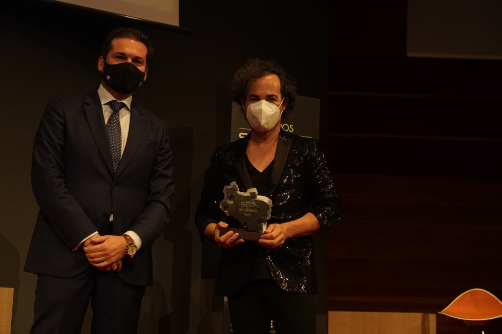 El maestro de Patricia López Arnaiz, Iñaki Ortiz de Zarate, recoge el Premio de López Arnaiz junto a Ramón Solorzano, de BSK Legal & Fiscal El maestro de Patricia López Arnaiz, Iñaki Ortiz de Zarate, recoge el Premio de López Arnaiz junto a Ramón Solorzano, de BSK Legal & Fiscal