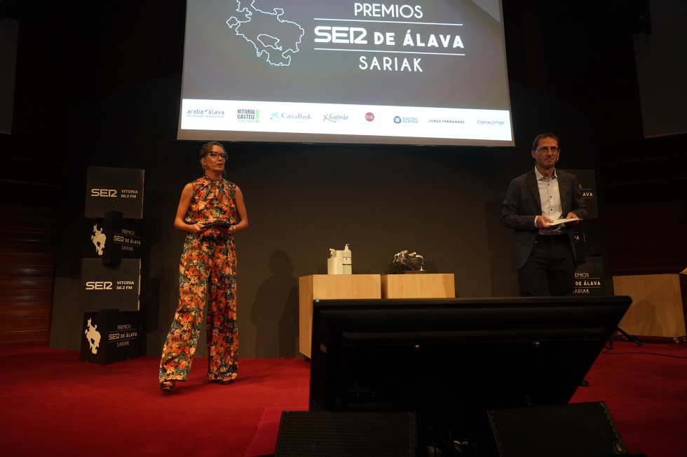 Naiara López de Munain y David Yurre presentan el acto en el auditorio Francisco de Vitoria del Palacio Europa Naiara López de Munain y David Yurre presentan el acto en el auditorio Francisco de Vitoria del Palacio Europa