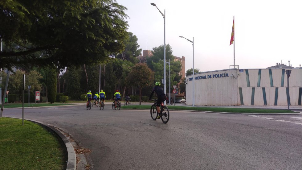 Un grupo de ciclistas saliendo de ruta a primera hora de la mañana Un grupo de ciclistas saliendo de ruta a primera hora de la mañana