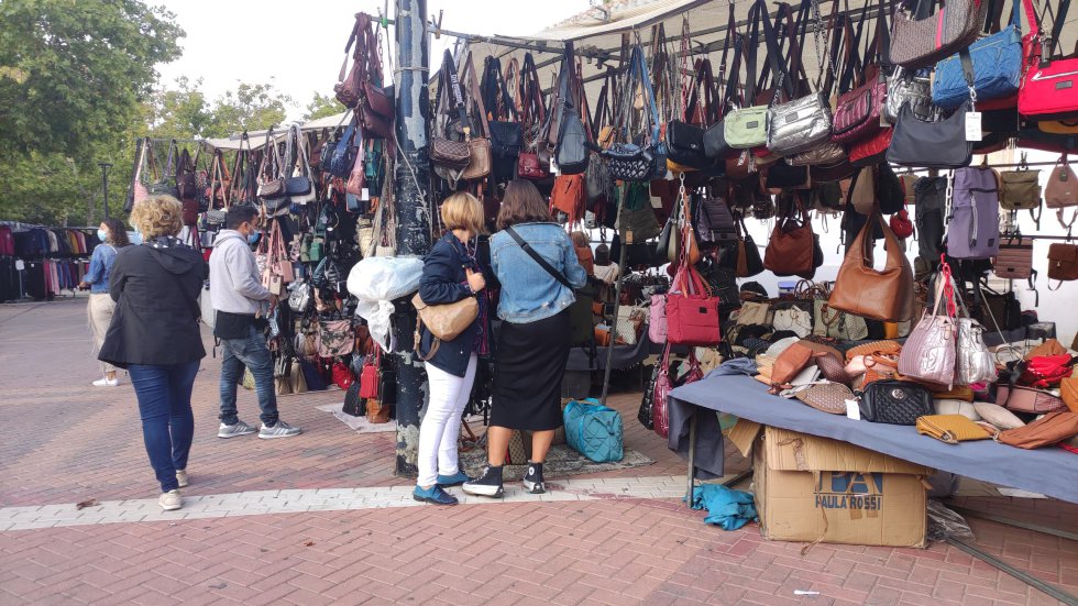 Cientos de personas pasaron por el tradicional mercadillo ambulante Cientos de personas pasaron por el tradicional mercadillo ambulante