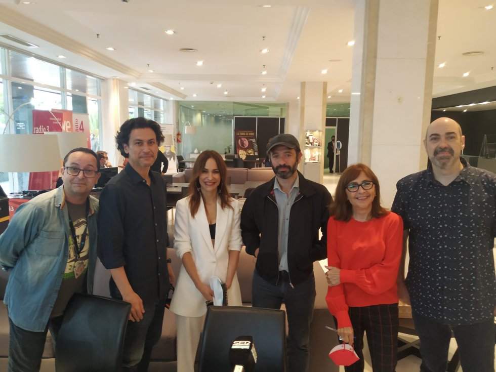 Els directors de les noves “Historias para no dormir”, amb l’equip del Tot és Comèdia. (Fausto Fernández, Rodrigo Cortés, Paula Ortiz, Rodrigo Sorogoyen, Rosa Badia, i Roger Salvans) Els directors de les noves “Historias para no dormir”, amb l’equip del Tot és Comèdia. (Fausto Fernández, Rodrigo Cortés, Paula Ortiz, Rodrigo Sorogoyen, Rosa Badia, i Roger Salvans)