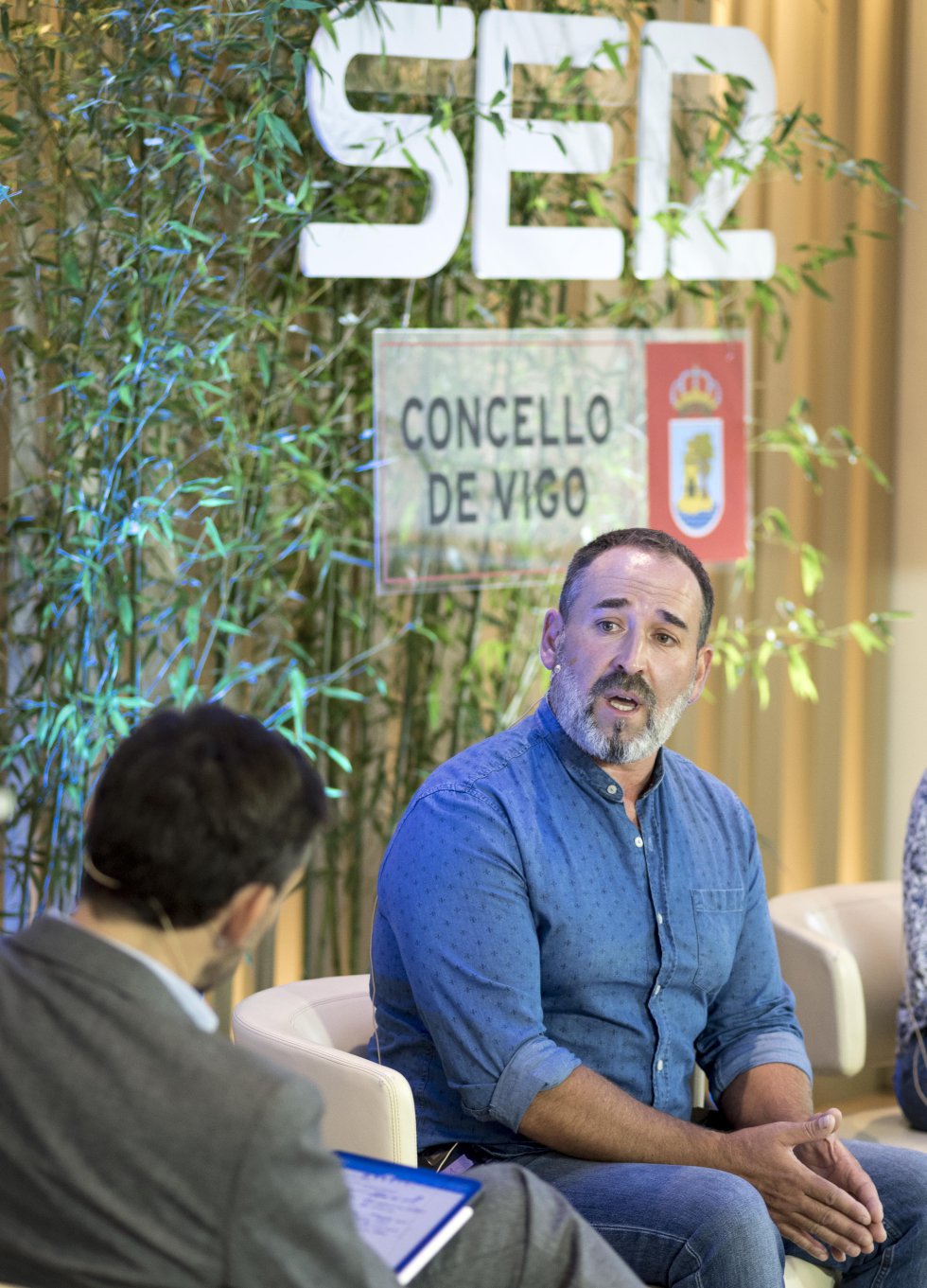 Rogelio Santos Queiruga, marinero y divulgador, respondiendo a Javier Ruiz Rogelio Santos Queiruga, marinero y divulgador, respondiendo a Javier Ruiz