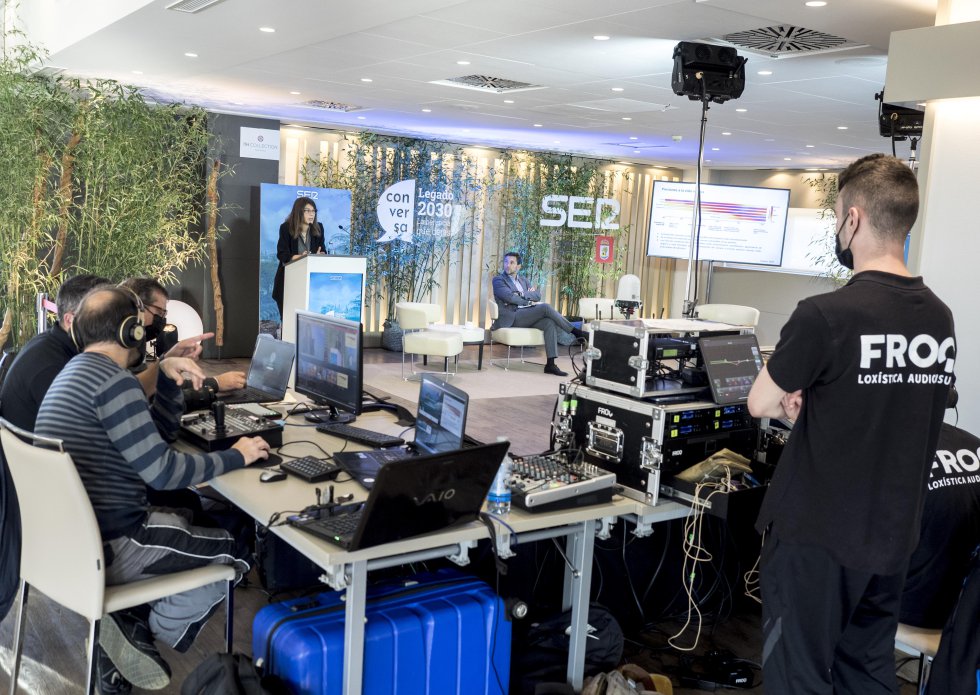 Seispés Produccions y Froq encargados de video y sonido e iluminación respectivamente en Conversa de Radio Galicia Seispés Produccions y Froq encargados de video y sonido e iluminación respectivamente en Conversa de Radio Galicia