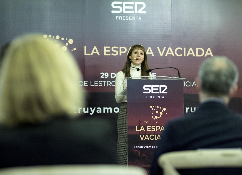 Macarena Berlín presentando el foro Macarena Berlín presentando el foro