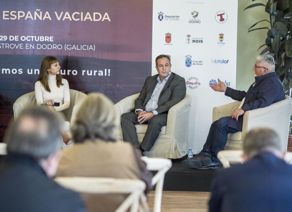 Macarena Berlín con Marcelino Tubio, socio de Fesba y Felix Porto, Unions Agrarias. Macarena Berlín con Marcelino Tubio, socio de Fesba y Felix Porto, Unions Agrarias.