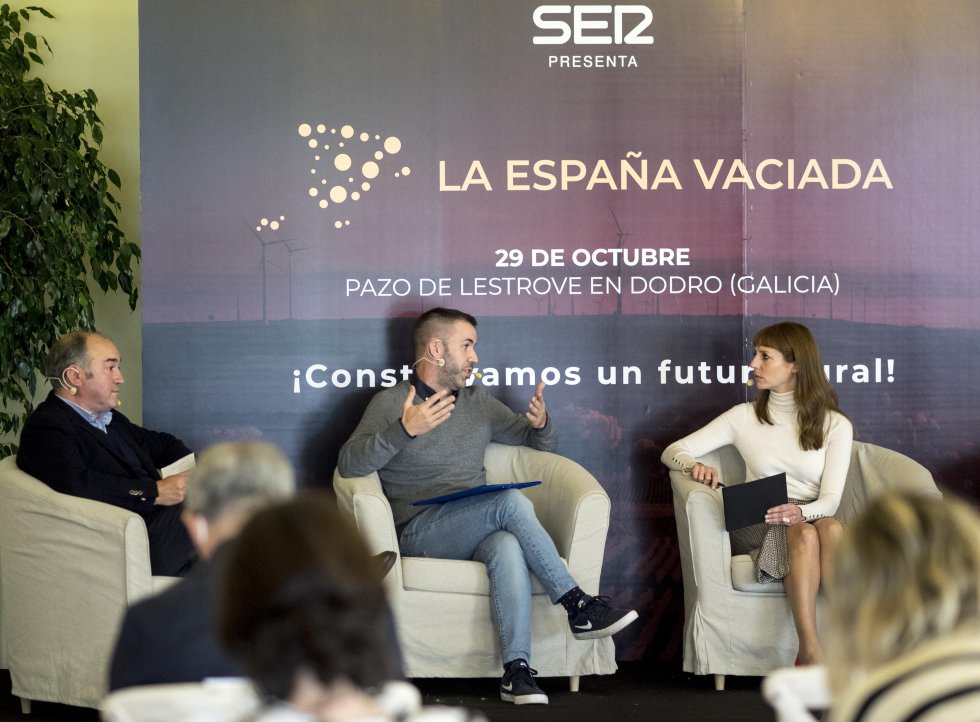 Macarena Berlín charlando con Ramón Tojo, Alcalde de Rois, Manuel Pereiro, Teniente Alcalde de Trazo Macarena Berlín charlando con Ramón Tojo, Alcalde de Rois, Manuel Pereiro, Teniente Alcalde de Trazo