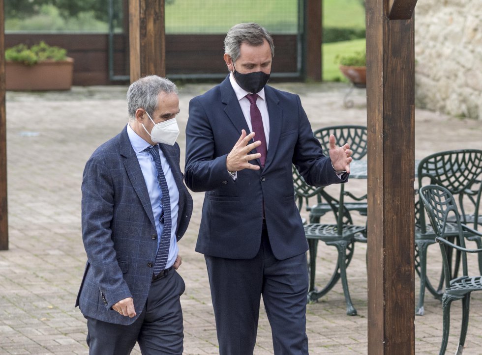 José Miñones Delegado del Gobierno en Galicia con Mario Moreno a su llegada al Pazo de Lestrove José Miñones Delegado del Gobierno en Galicia con Mario Moreno a su llegada al Pazo de Lestrove