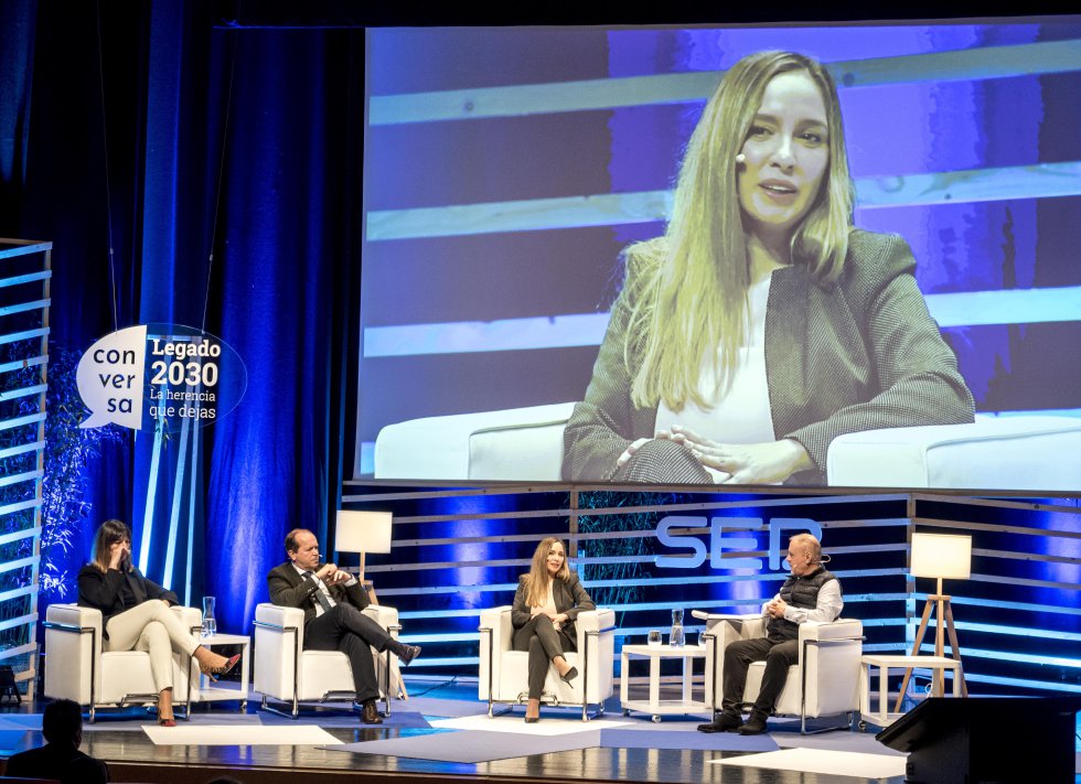 Leticia Rodríguez, Directora de Desarrollo Sostenible de Viaqua. Ángeles Claro, Directora de Sostenibilidad de Jealsa y Javier Domínguez, Presidente de Sogama charlando con Luis Iglesias Leticia Rodríguez, Directora de Desarrollo Sostenible de Viaqua. Ángeles Claro, Directora de Sostenibilidad de Jealsa y Javier Domínguez, Presidente de Sogama charlando con Luis Iglesias