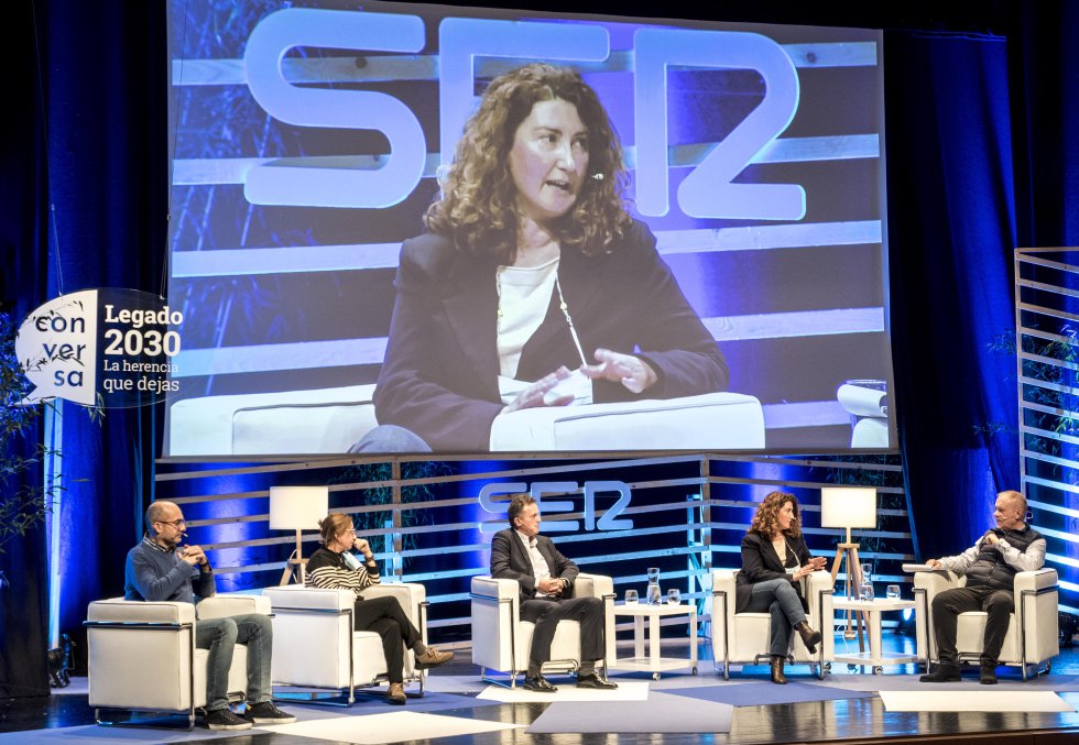 Ricardo Castro, Responsable de sostenibilidad de Vegalsa, Gema Domínguez, Gestora de comunicación de Coca Cola, Marta Rey, Praza de Abastos de Santiago y Javier García Lozano, Secretario Consello regulador de agricultura ecoloxica de Galicia conversaron sobre "Una cesta de la compra sostenible" Ricardo Castro, Responsable de sostenibilidad de Vegalsa, Gema Domínguez, Gestora de comunicación de Coca Cola, Marta Rey, Praza de Abastos de Santiago y Javier García Lozano, Secretario Consello regulador de agricultura ecoloxica de Galicia conversaron sobre "Una cesta de la compra sostenible"