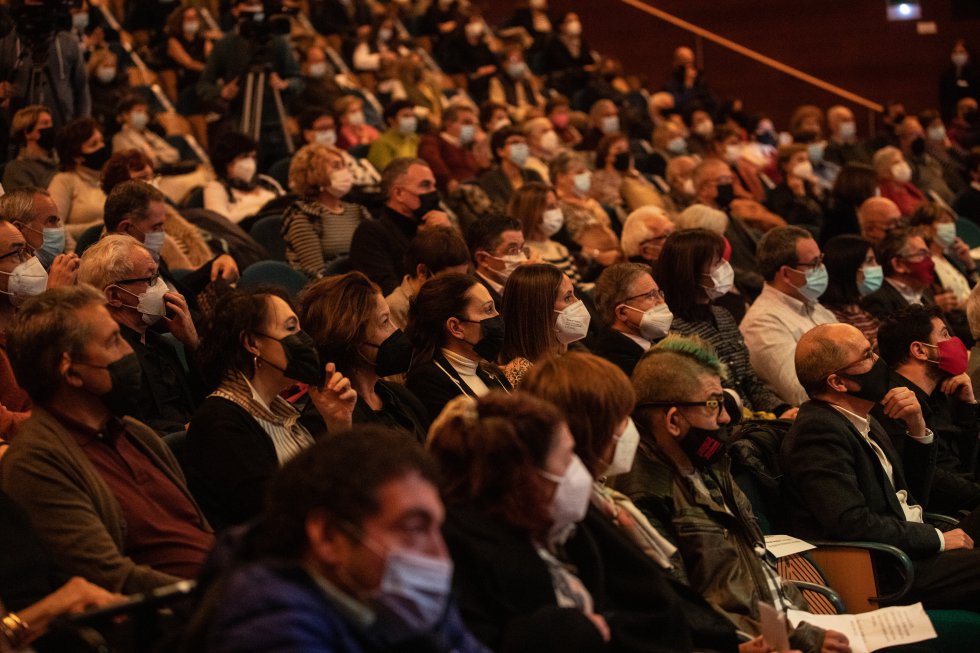 El público disfrutó en otra gala marcada por las mascarillas El público disfrutó en otra gala marcada por las mascarillas