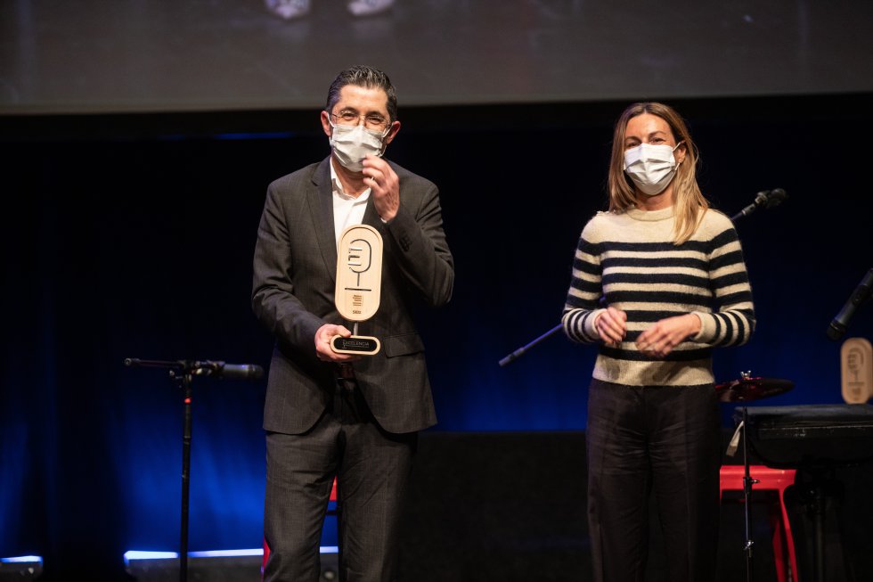El director del Basque Culinary Center, con su premio en la categoría de Gastronomía, que recibió de manos de Ainhoa Oiarbide, directora de marca y comunicación de Eroski El director del Basque Culinary Center, con su premio en la categoría de Gastronomía, que recibió de manos de Ainhoa Oiarbide, directora de marca y comunicación de Eroski