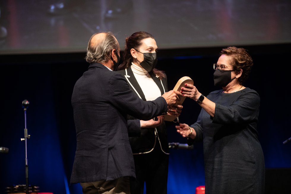 Uno de los momentos más emotivos de la noche. Cristina Iglesias recibía el premio de Arte y Cultura de las manos de representantes de las otras dos joyas de la cultura: Pilar Oteiza y Luis Chillida Uno de los momentos más emotivos de la noche. Cristina Iglesias recibía el premio de Arte y Cultura de las manos de representantes de las otras dos joyas de la cultura: Pilar Oteiza y Luis Chillida