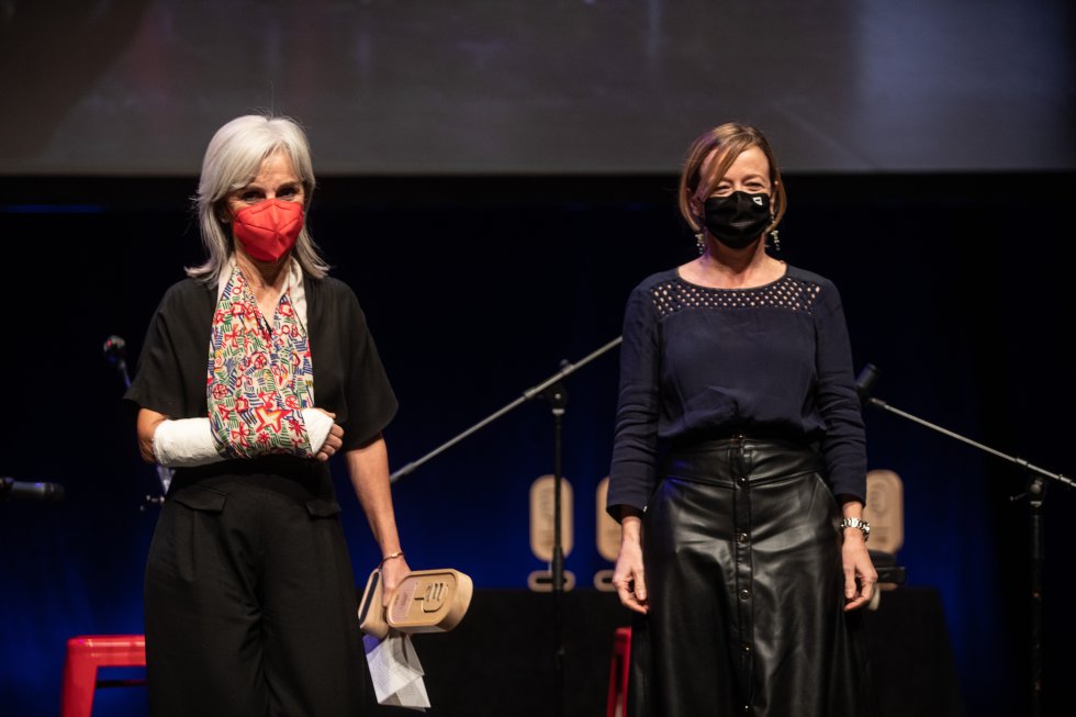 Lourdes Oñederra, que nos regaló un discurso para la historia de estos premios, fue la galardonada en la categoría de Euskera. El premio se lo entregó la portavoz foral, Eider Mendoza Lourdes Oñederra, que nos regaló un discurso para la historia de estos premios, fue la galardonada en la categoría de Euskera. El premio se lo entregó la portavoz foral, Eider Mendoza