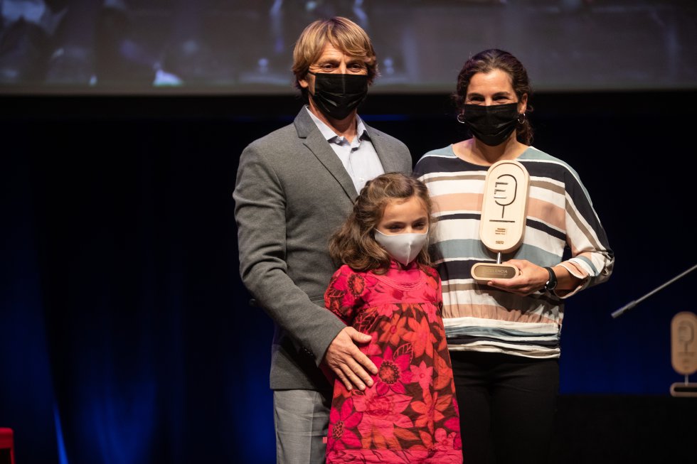 Maialen Chourraut recibió el premio de Deporte de mano de su marido Xabi y su hija Ane en un momento especialmente emotivo Maialen Chourraut recibió el premio de Deporte de mano de su marido Xabi y su hija Ane en un momento especialmente emotivo