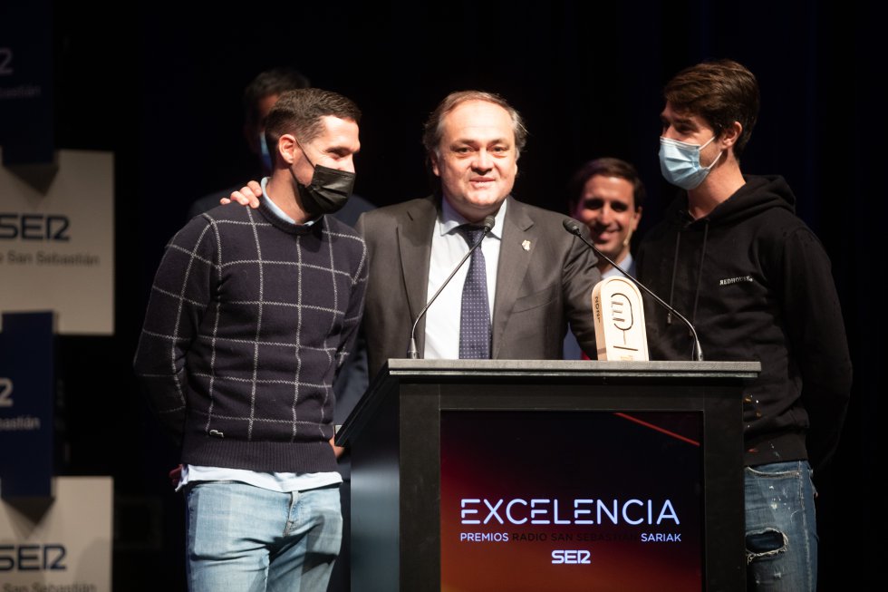 El presidente de la Real Sociedad, Jokin Aperribay, prometió más títulos para Gipuzkoa con Aritz Elustondo y Joseba Zaldua El presidente de la Real Sociedad, Jokin Aperribay, prometió más títulos para Gipuzkoa con Aritz Elustondo y Joseba Zaldua