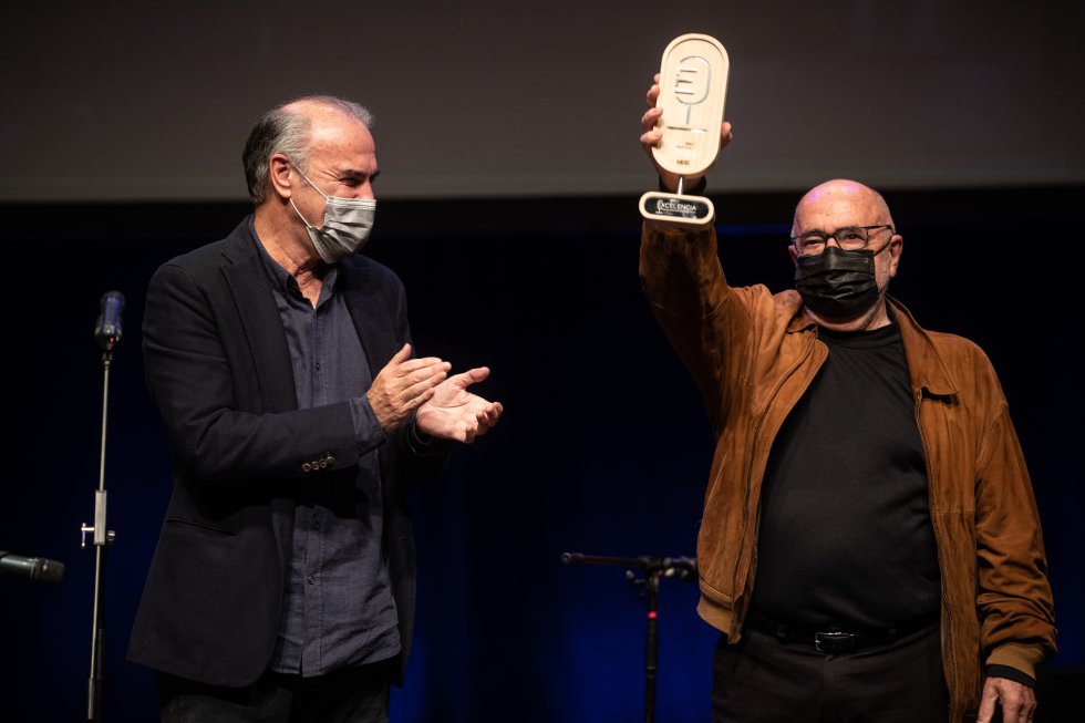 Urko ganó el Premio de Música, que le fue entregado por Gontzal Mendibil Urko ganó el Premio de Música, que le fue entregado por Gontzal Mendibil