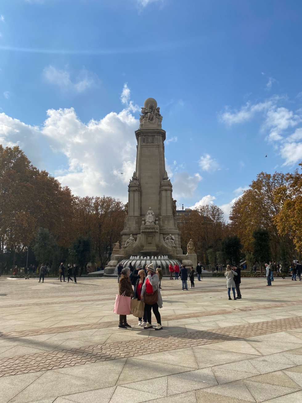 El monumento en honor a Miguel Cervantes, lo único que se mantiene de la antigua plaza. 
