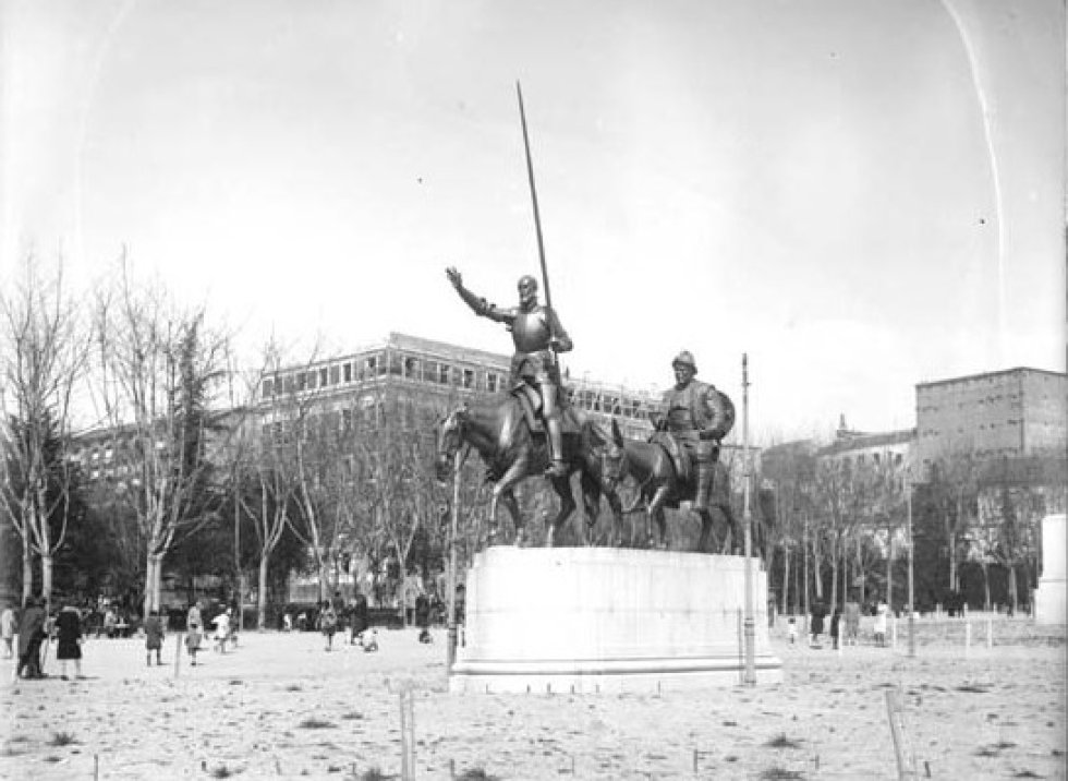Monumento a Don Quijote y Sancho Panza en la Plaza de España. Año 1930