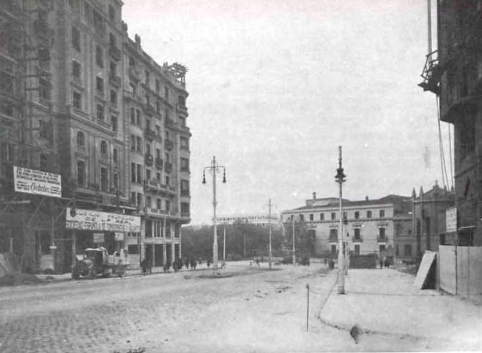 Tramo final de la Gran Vía en su llegada a Plaza de España. Año 1931, al término de las obras